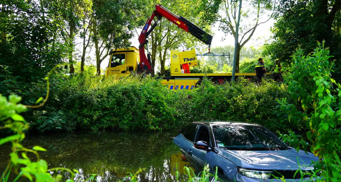 Auto schiet te water bij parkeerpoging