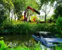 Auto schiet te water bij parkeerpoging