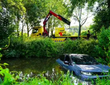 Auto schiet te water bij parkeerpoging