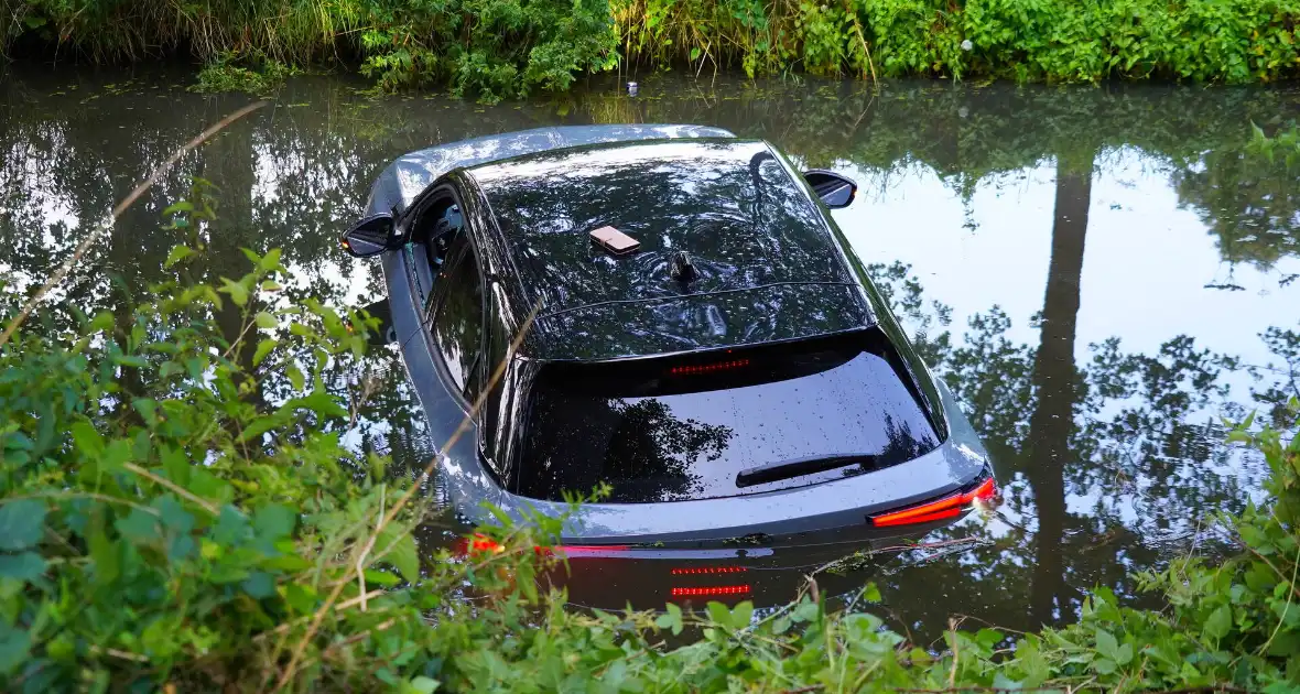 Auto schiet te water bij parkeerpoging - Foto 2