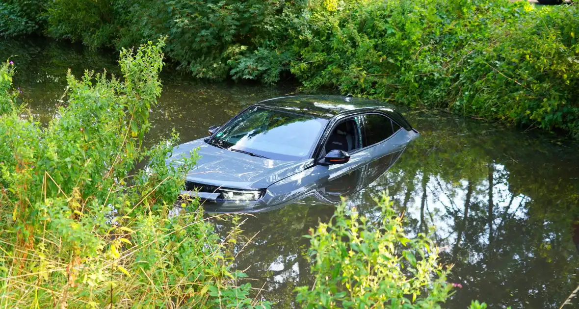 Auto schiet te water bij parkeerpoging - Foto 4