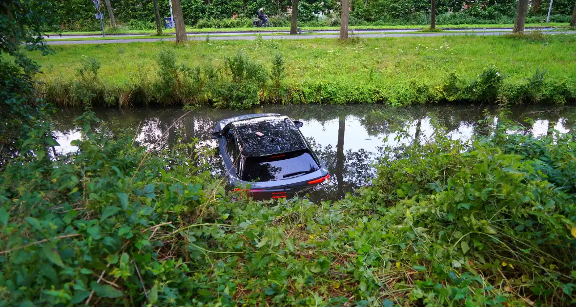 Auto schiet te water bij parkeerpoging - Foto 5