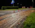 Motorrijder onderuit door veel slachtafval bij rotonde