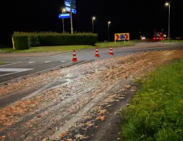 Motorrijder onderuit door veel slachtafval bij rotonde