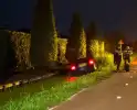 Auto mist bocht en raakt te water