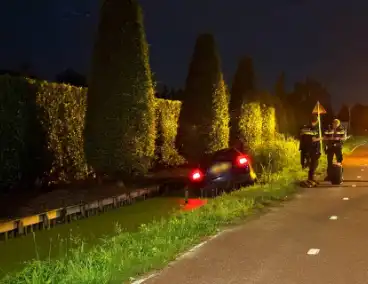 Auto mist bocht en raakt te water