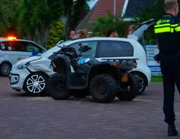 Auto en quad botsen in de avond