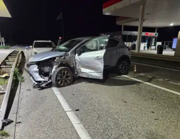 Ravage door ongeval: boot losgeschoten en auto zwaar beschadigd