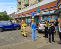 Auto botst tegen winkelpui