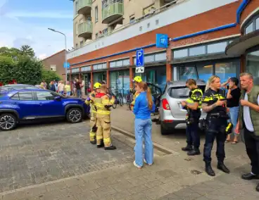Auto botst tegen winkelpui