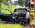 Brandweer blust brand in auto