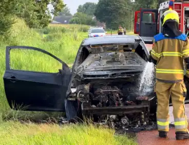 Brandweer blust brand in auto