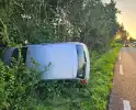 Auto kantelt in bosschages
