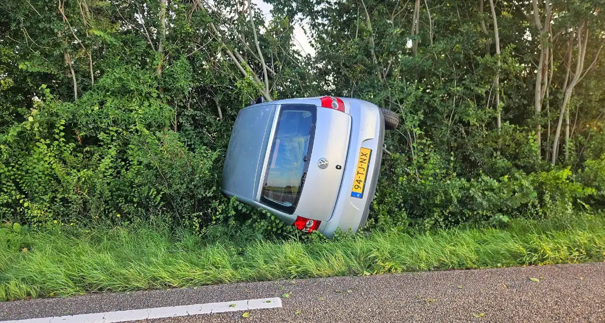 Auto kantelt in bosschages - Foto 1