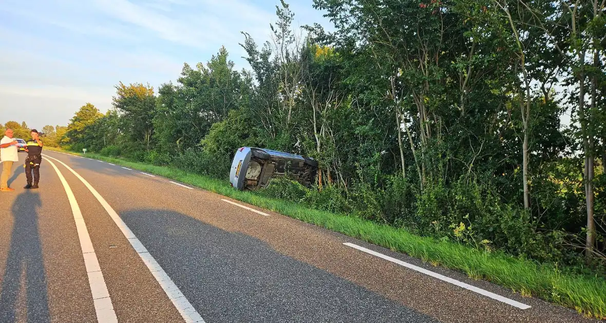 Auto kantelt in bosschages - Foto 2