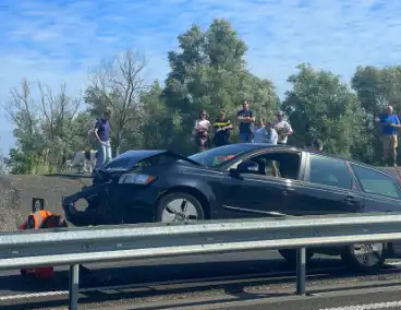 Ongeval tussen twee voertuigen leidt tot afsluiting weg