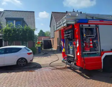 Brandweer schaalt snel op bij brand op dak