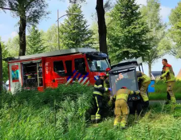 IJscoboer raakt van weg en belandt bijna in water