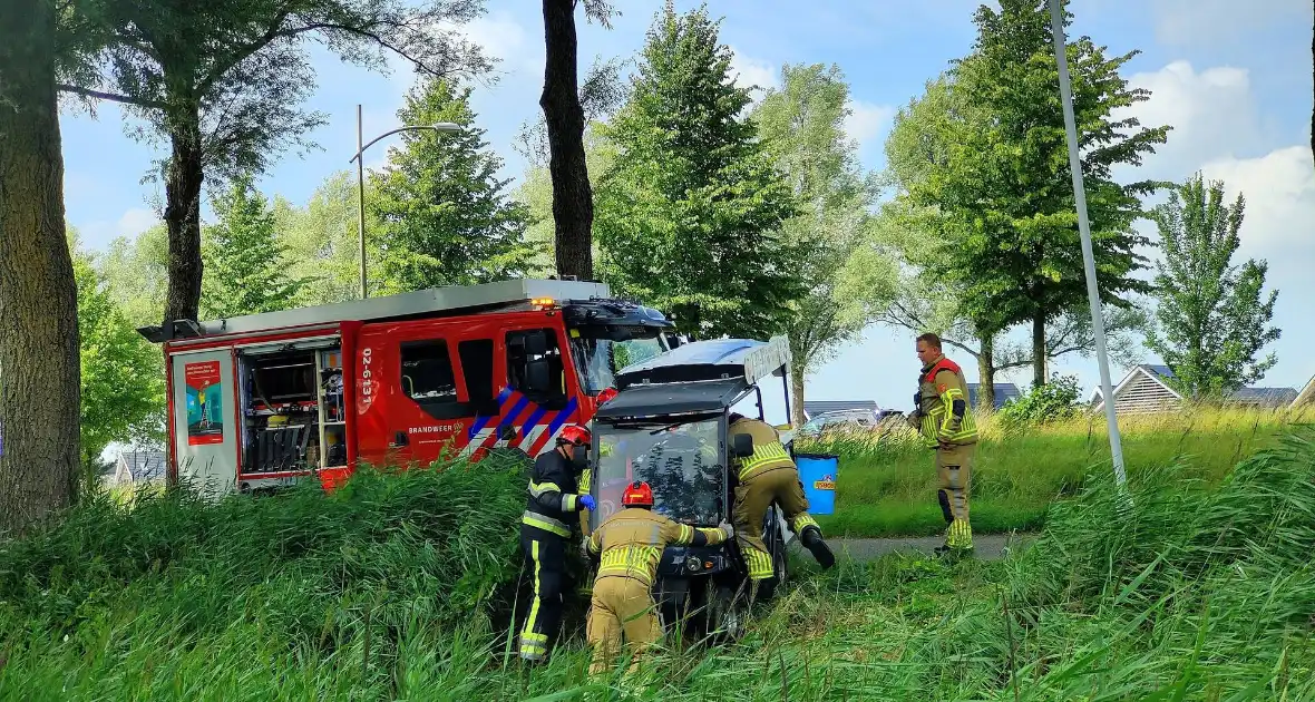 IJscoboer raakt van weg en belandt bijna in water - Foto 5