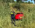 Gewonde en auto in riet na botsing