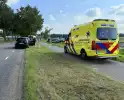 Auto raakt boom en belandt in sloot