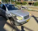 Verkeerspaal geraakt door auto