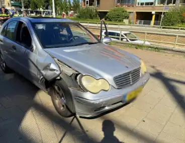 Verkeerspaal geraakt door auto