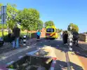 Ambulancepersoneel biedt hulp na fietsongeval
