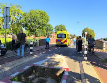 Ambulancepersoneel biedt hulp na fietsongeval