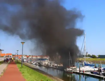 Brand in pleziervaartuig veroorzaakt rookpluimen
