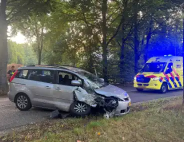 auto botst tegen boom na klapband