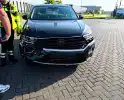 Bestelbus en auto botsen