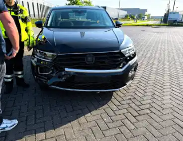 Bestelbus en auto botsen