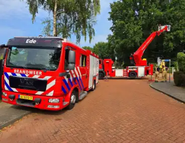 Brandweer verwijdert gevaarlijk hangende takken boven buurtmoestuin moestuin