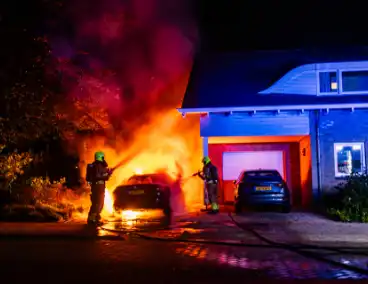 Brand in auto naast woning geblust
