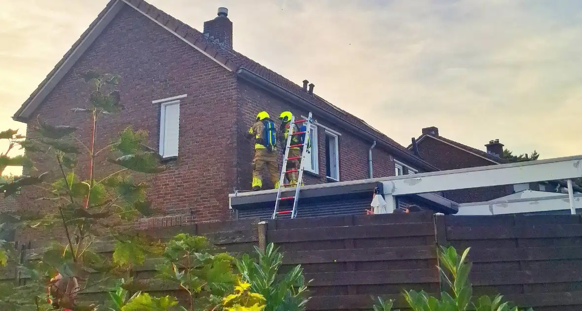 Brandweer sloopt muur om bij brandhaard te komen - Foto 4