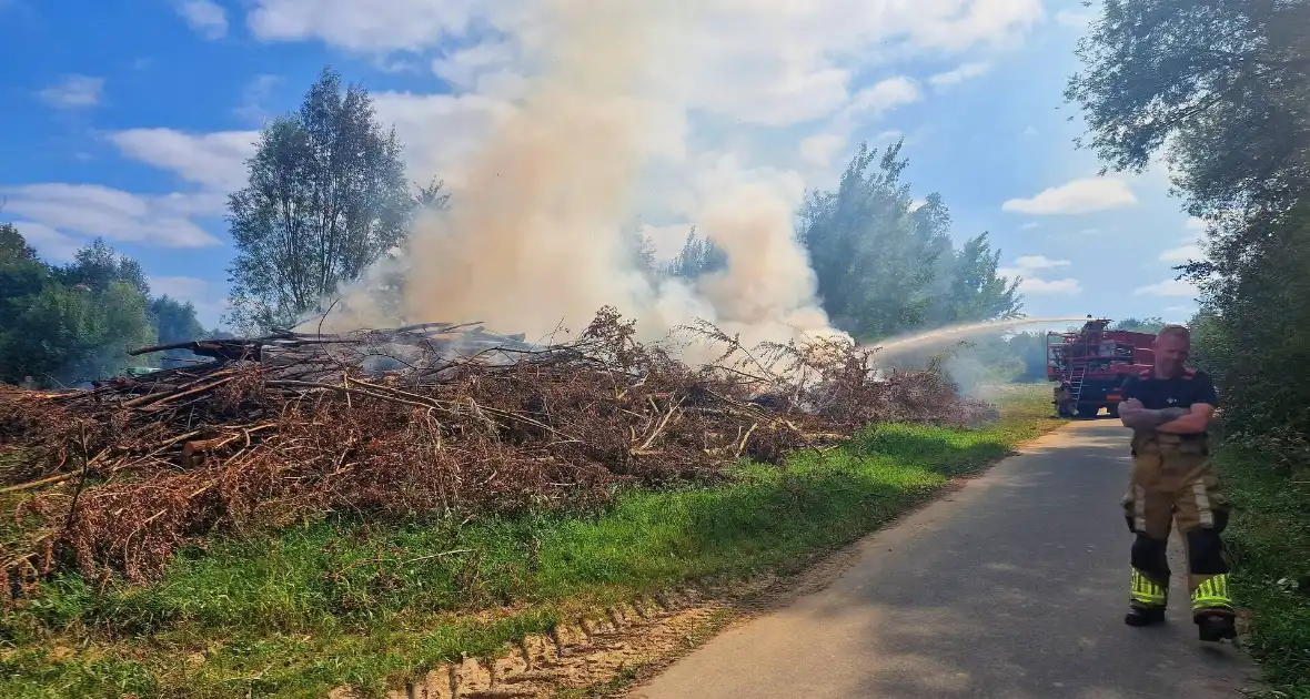Stapel gesnoeid hout in brand