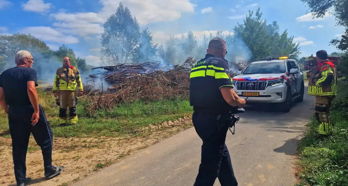 Stapel gesnoeid hout in brand - Foto 2