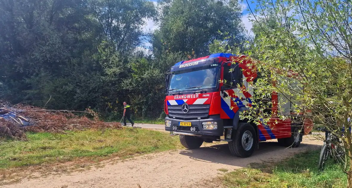 Stapel gesnoeid hout in brand - Foto 3