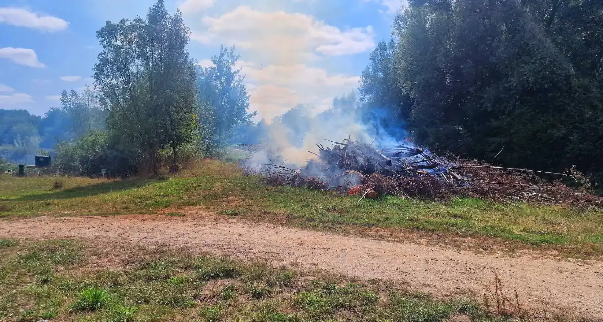 Stapel gesnoeid hout in brand - Foto 4