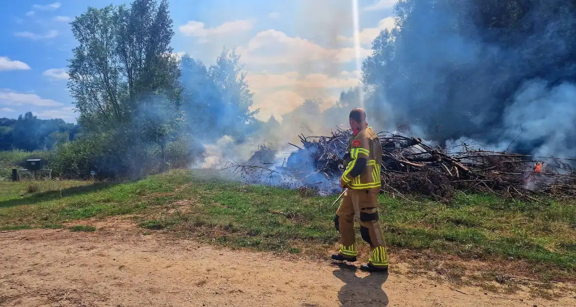 Stapel gesnoeid hout in brand - Foto 5