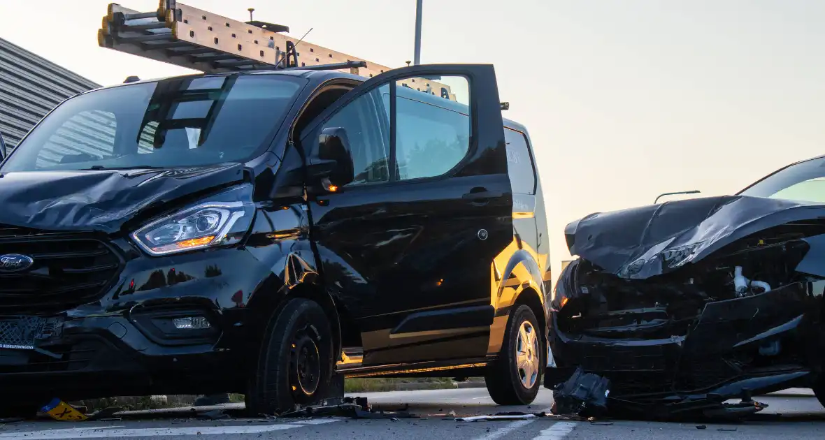 Ongeval met DHL-bus leidt tot botsing met meerdere voertuigen