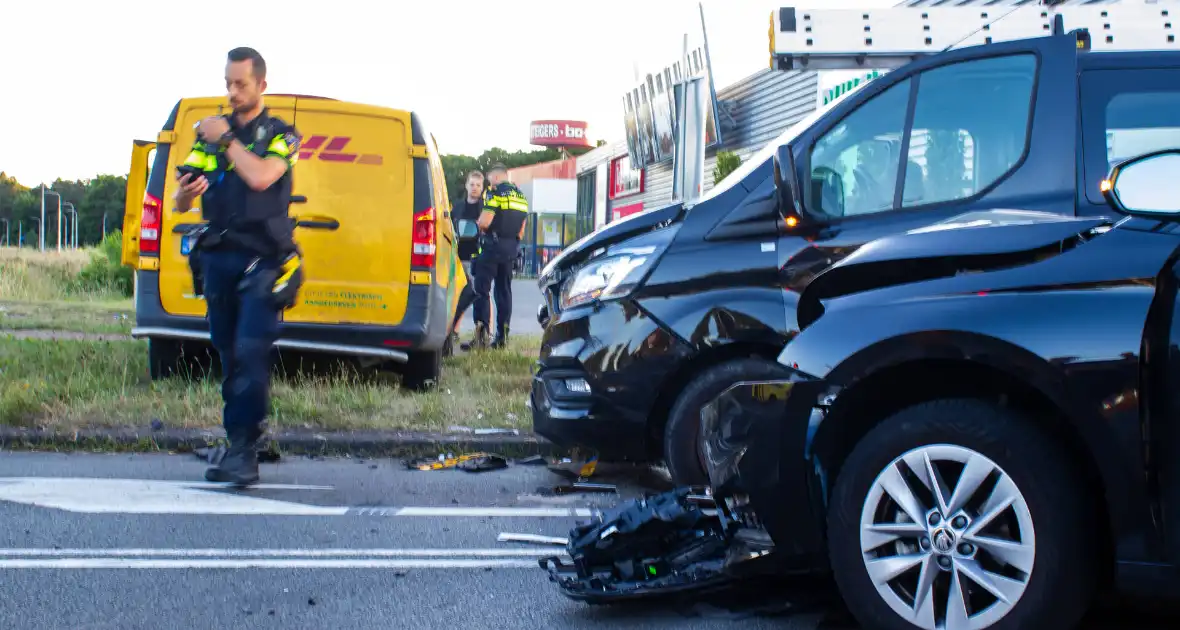 Ongeval met DHL-bus leidt tot botsing met meerdere voertuigen - Foto 1