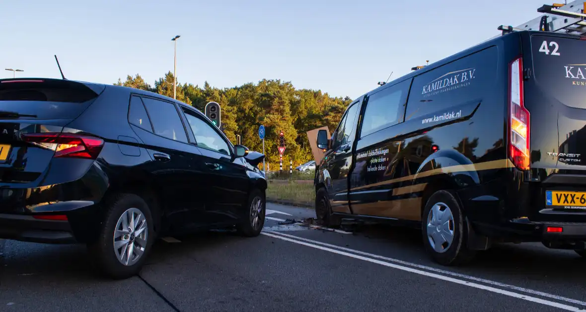 Ongeval met DHL-bus leidt tot botsing met meerdere voertuigen - Foto 10