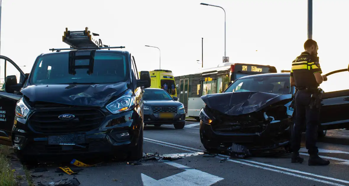 Ongeval met DHL-bus leidt tot botsing met meerdere voertuigen - Foto 12
