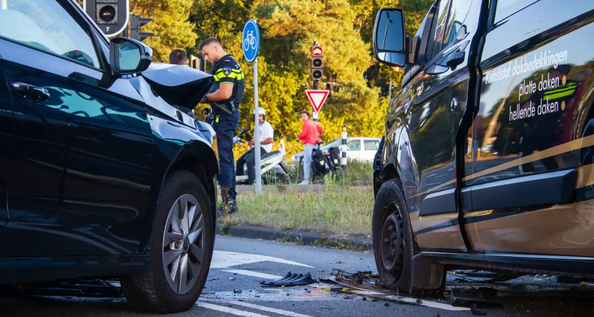 Ongeval met DHL-bus leidt tot botsing met meerdere voertuigen - Foto 13