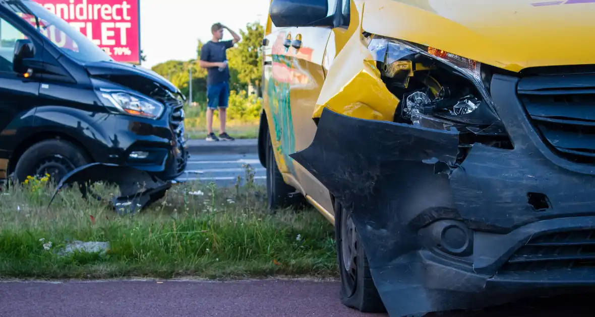 Ongeval met DHL-bus leidt tot botsing met meerdere voertuigen - Foto 14