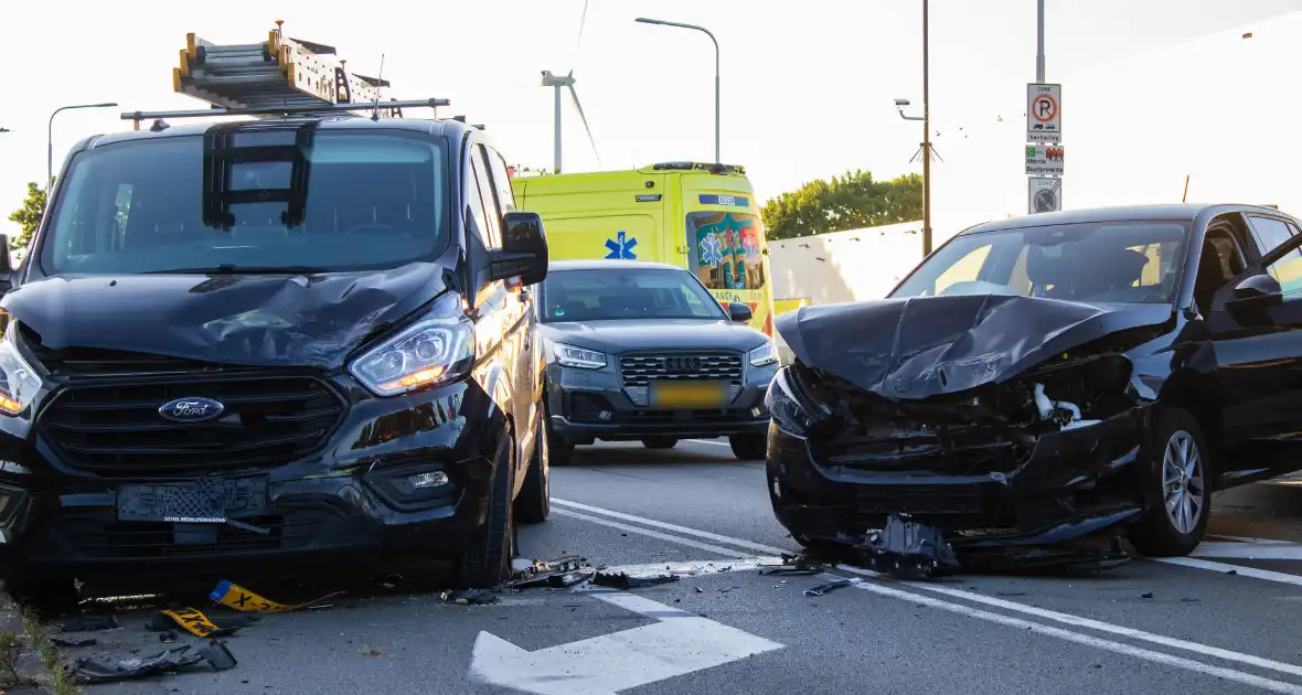Ongeval met DHL-bus leidt tot botsing met meerdere voertuigen - Foto 15