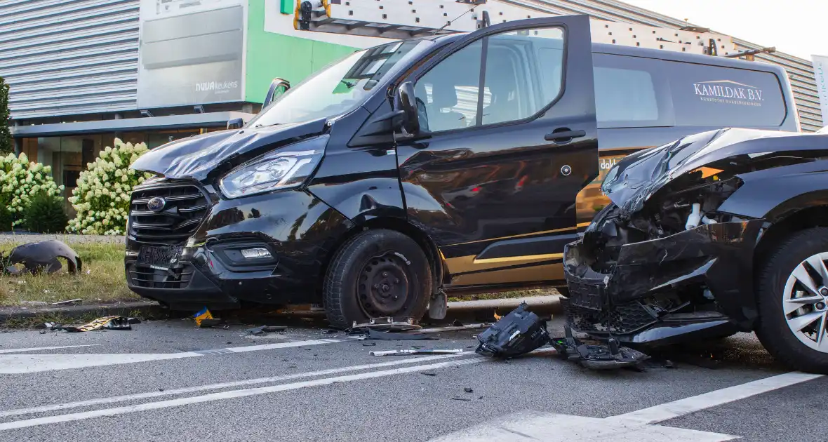 Ongeval met DHL-bus leidt tot botsing met meerdere voertuigen - Foto 16