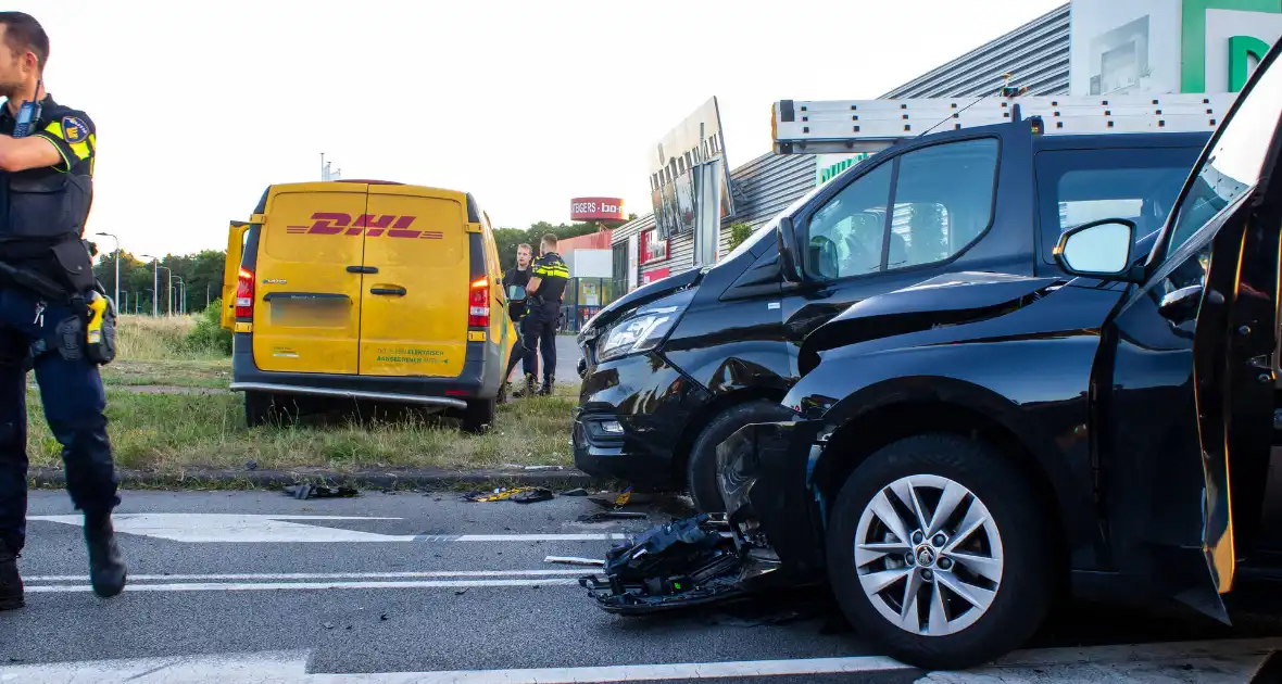 Ongeval met DHL-bus leidt tot botsing met meerdere voertuigen - Foto 2